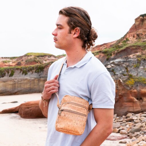 Sac bandoulière « Trilho » en liège pour homme – Compact, résistant et au style raffiné – Image 2